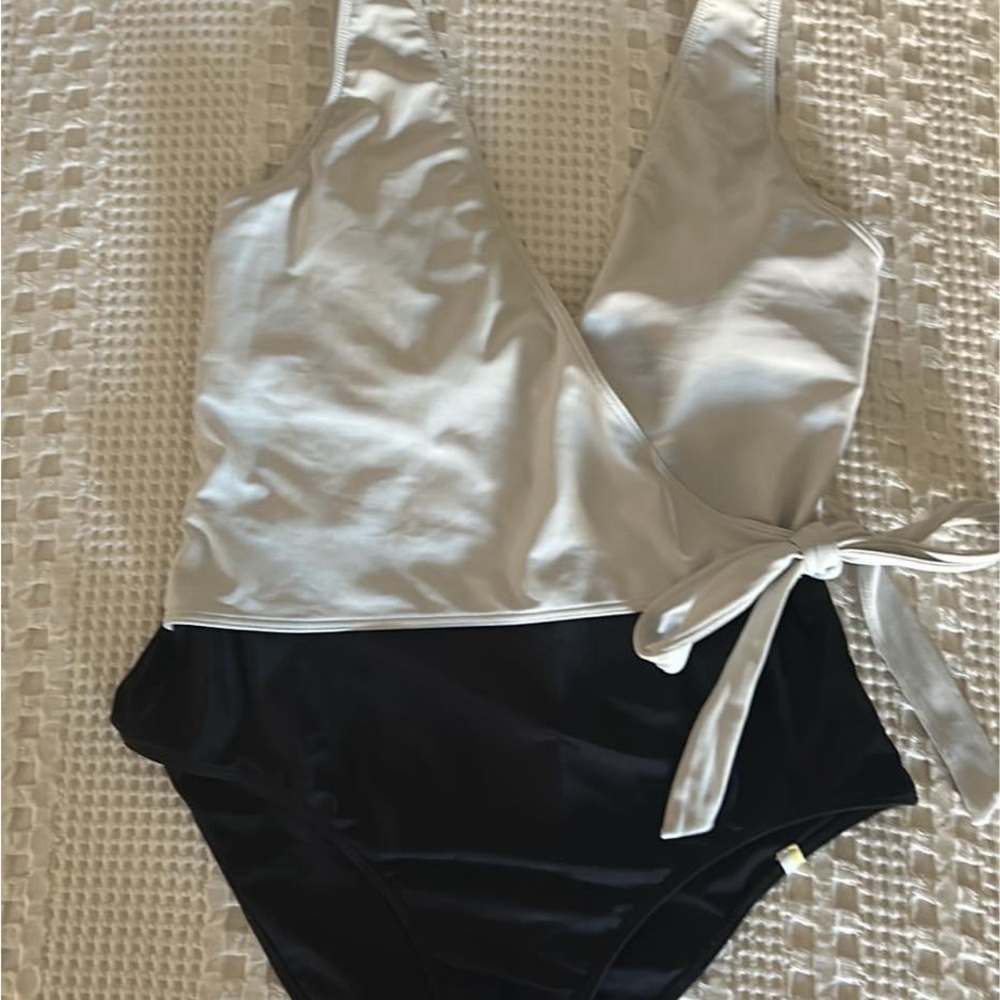 EUC Summersalt perfect wrap swimsuit